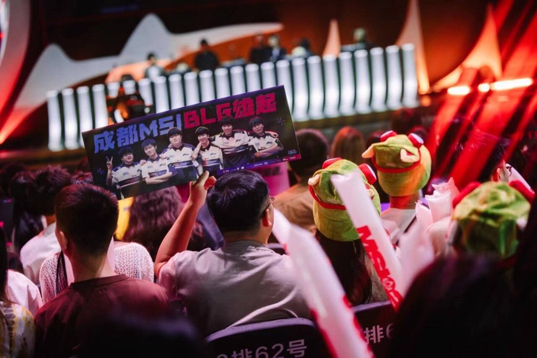 在今日TES对阵OMG的比赛中，Rookie使用阿卡丽达成了在LPL的第3000杀，是LPL第1位达成该成就的选手＼