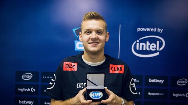 拳头国人画师潘诚伟PanDa更博，发布年度总结